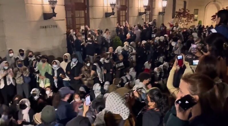 Estudiantes enfrentan a la Policía y enfrentan arrestos en manifestaciones por el fin del apoyo a Israel.