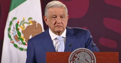 Presidente López Obrador cuestiona la unilateralidad estadounidense en su papel fiscalizador, señalando la falta de reciprocidad y la injerencia histórica.