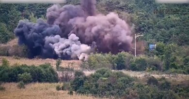 El ejército norcoreano detona vías intercoreanas, cortando las conexiones terrestres con Corea del Sur, tras el anuncio de cierre de fronteras por motivos de seguridad.