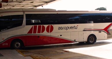 La nueva ruta de ADO conecta el Aeropuerto Internacional de Cancún con la Zona Hotelera, ofreciendo a turistas y locales una opción económica y segura por $140 pesos, en respuesta a las quejas por tarifas elevadas de taxis.​