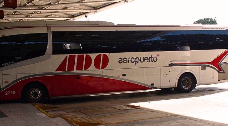 La nueva ruta de ADO conecta el Aeropuerto Internacional de Cancún con la Zona Hotelera, ofreciendo a turistas y locales una opción económica y segura por $140 pesos, en respuesta a las quejas por tarifas elevadas de taxis.​