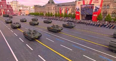Más de 180 unidades de equipo militar y tropas condecoradas desfilaron por la Plaza Roja en honor a la derrota del nazismo, bajo un clima de tensiones geopolíticas.