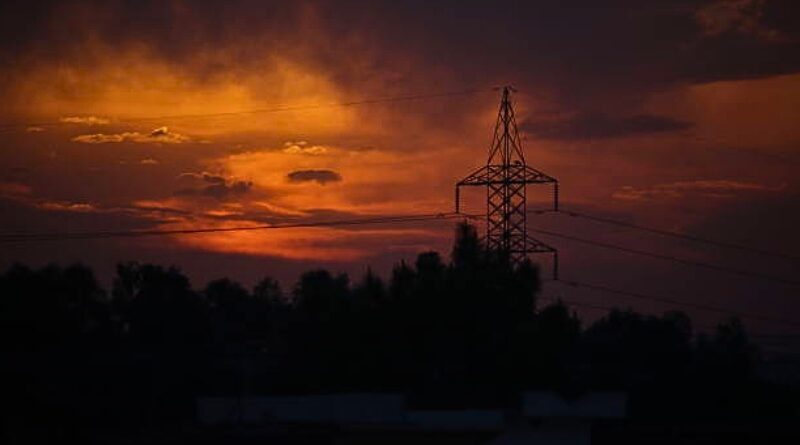 El gobierno de Macron culpa a Rusia del colapso energético que dejó a cientos de miles sin electricidad, mientras crecen las críticas por su gestión.