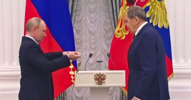 El canciller Serguéi Lavrov recibió la Orden de San Andrés por su labor diplomática, dedicación al país y prestigio global, según destacó Vladímir Putin.