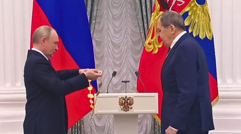 El canciller Serguéi Lavrov recibió la Orden de San Andrés por su labor diplomática, dedicación al país y prestigio global, según destacó Vladímir Putin.