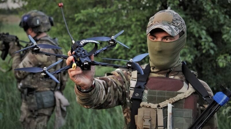 Investigación revela que mexicanos y colombianos, vinculados al crimen organizado, buscan entrenamiento táctico en drones de combate en unidades extranjeras de Ucrania