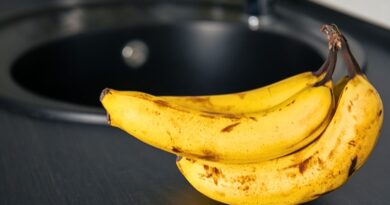 Expertos alertan sobre el riesgo de consumir frutas sin lavar, incluso el plátano, cuya cáscara puede transferir bacterias y pesticidas al interior comestible
