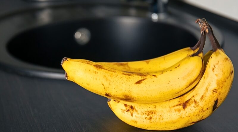 Expertos alertan sobre el riesgo de consumir frutas sin lavar, incluso el plátano, cuya cáscara puede transferir bacterias y pesticidas al interior comestible
