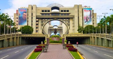 Caracas acusa a Washington de montar un “guion imperial” contra Maduro tras declaraciones de la fiscal Pam Bondi, a quien señalan de difundir calumnias.