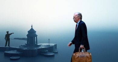 El exasesor de Seguridad Nacional de Trump enfrenta 18 cargos por presunto mal manejo de material clasificado y podría recibir hasta 25 años de prisión.