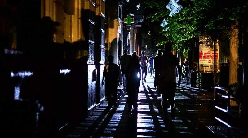 Un incendio en una subestación eléctrica de Paraná provocó un apagón en el Distrito Federal y ocho estados; el servicio fue restablecido horas después.