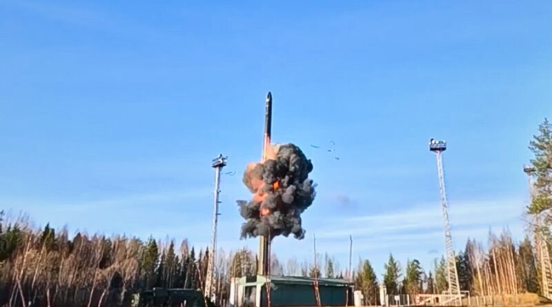 Putin supervisa maniobras con lanzamientos reales de misiles Yars, Sinevá y cruceros desde el aire. Una demostración de fuerza de la capacidad disuasoria rusa.