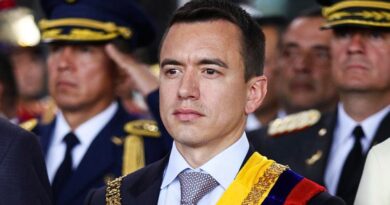 El Ministro de Defensa califica el ataque de "acto de terrorismo". La CONAIE rechaza las acusaciones y cuestiona la seguridad presidencial, en un nuevo episodio de tensión durante el paro nacional.