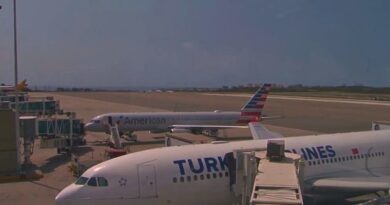 El gobierno venezolano acusa a las compañías de sumarse al "terrorismo" de EE.UU., tras una alerta de la FAA que provocó la suspensión de vuelos. Caracas denuncia una agresión multilateral.