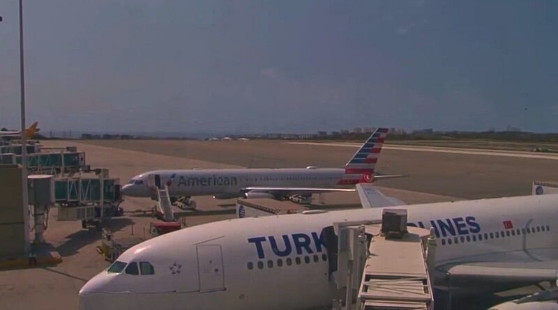 El gobierno venezolano acusa a las compañías de sumarse al "terrorismo" de EE.UU., tras una alerta de la FAA que provocó la suspensión de vuelos. Caracas denuncia una agresión multilateral.