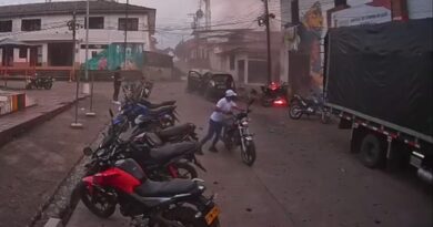 Petro condena el atentado en Balboa, señala a disidencias de las FARC y anuncia acciones internacionales mientras critica operativos de EE.UU. en la región.