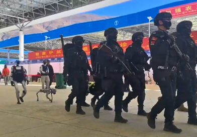 China integra oficiales, perros K9 y robots humanoides y cuadrúpedos en operaciones coordinadas, mostrando un avance estratégico en seguridad pública.