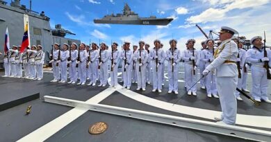 El arribo de naves de guerra a Venezuela sella el fin de 200 años de control hemisférico de EE. UU. El análisis de Yanis Varoufakis expone la derrota estratégica de Washington, cuya coerción empujó a Caracas a los brazos de Moscú.