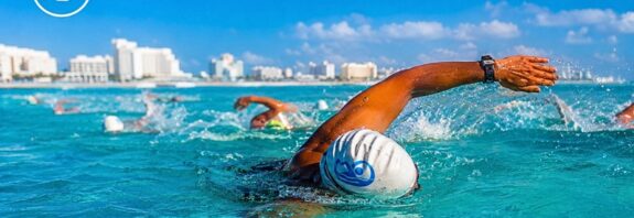 Miles de nadadores nacionales e internacionales participan en una de las competencias acuáticas más importantes de México, celebrada en las aguas turquesa del Caribe.