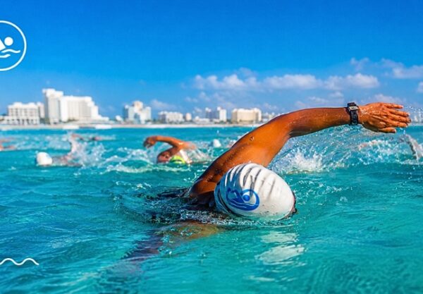 Miles de nadadores nacionales e internacionales participan en una de las competencias acuáticas más importantes de México, celebrada en las aguas turquesa del Caribe.